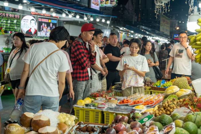 Chợ đêm Phú Quốc tháng 1. Ảnh: Trương Phú Quốc