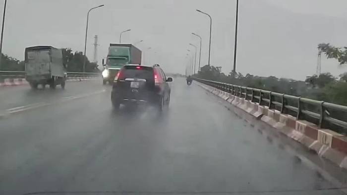 Ôtô tạt đầu khiến xe tải suýt đâm thẳng container