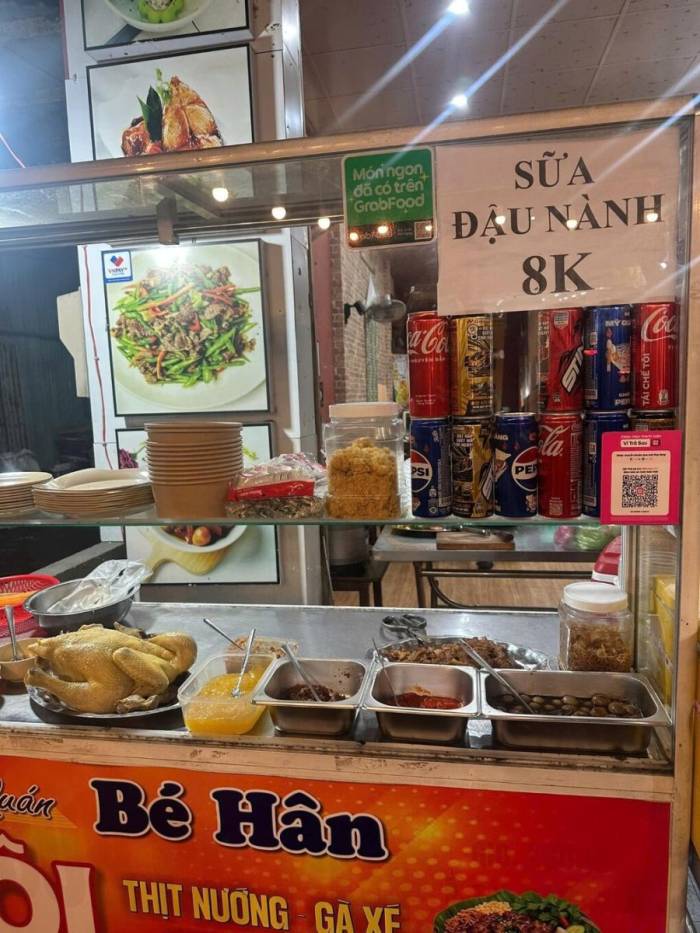 Quán Bé Hân dán thông báo bán trên GrabFood ngay trên tủ hàng. Ảnh: NVCC