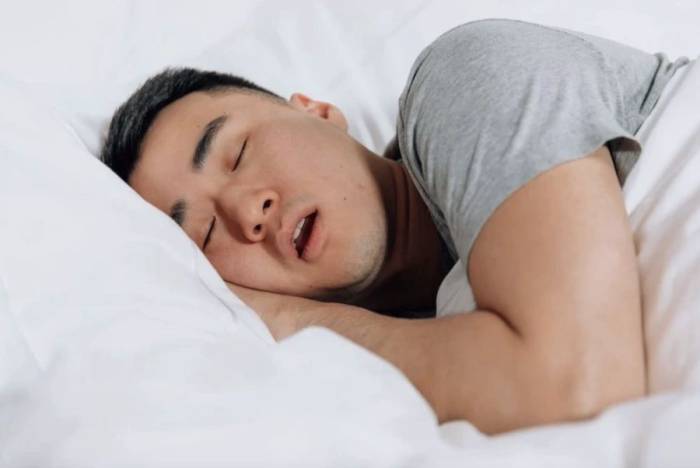 Ngủ ngáy có thể là dấu hiệu cảnh báo sớm của nhiều vấn đề sức khỏe nghiêm trọng. Ảnh: Somnifix