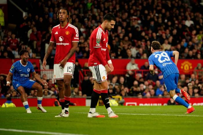 Maxim De Cuyper (phải) ăn mừng sau khi ghi bàn thứ ba cho Brighton trong trận gặp Man Utd ở vòng ba Cup Liên đoàn Anh tại Old Trafford, Manchester, Anh, ngày 16/9/2026. Ảnh: AP