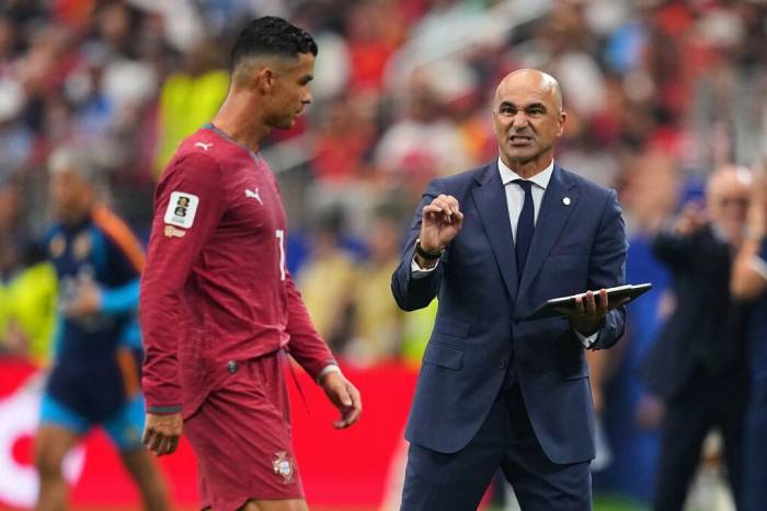 HLV Martinez chỉ đạo Cristiano Ronaldo trong trận Bồ Đào Nha hòa Colombia 0-0 ở bảng K World Cup 2026, trên sân Miami tại Miami Gardens, bang Florida, Mỹ ngày 27/6/2026. Ảnh: Reuters