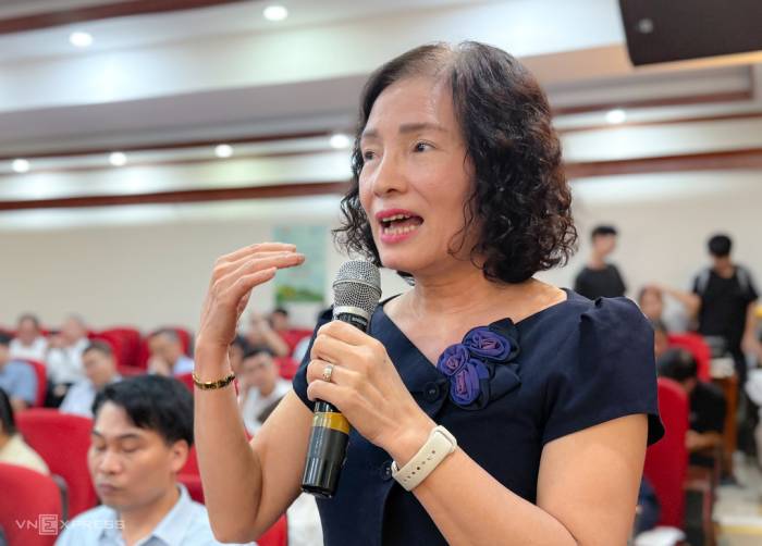 Bà Nguyễn Thị Thu Hà, Phó hiệu trưởng trường Đại học Thăng Long, nêu ý kiến tại toạ đàm chiều 21/9. Ảnh: Dương Tâm