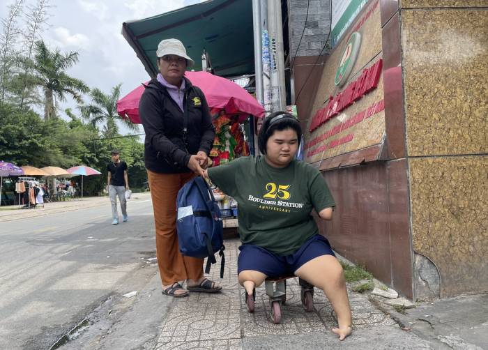 Chị Cẩm Giang đưa Hoài Thương đến trường ở phường Phú Thọ Hòa, TP HCM, tháng 9/2026. Ảnh: Ngọc Ngân