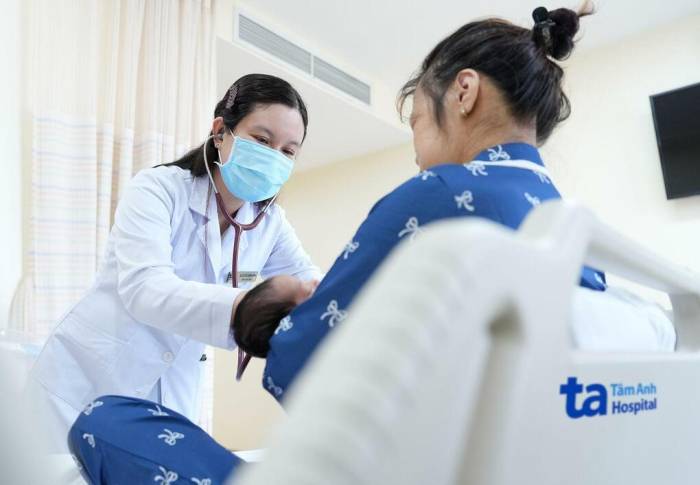 Bác sĩ Hương kiểm tra sức khỏe cho bé và hướng dẫn mẹ cách chăm sóc con khi về nhà. Ảnh: Bệnh viện Đa khoa Tâm Anh