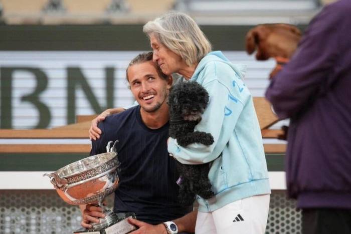 Bà Irina (phải) chia vui cùng con trai, sau khi Zverev vô địch Roland Garros 2026, trên sân Philippe Chatrier, Paris, Pháp hồi tháng 6. Ảnh: AP