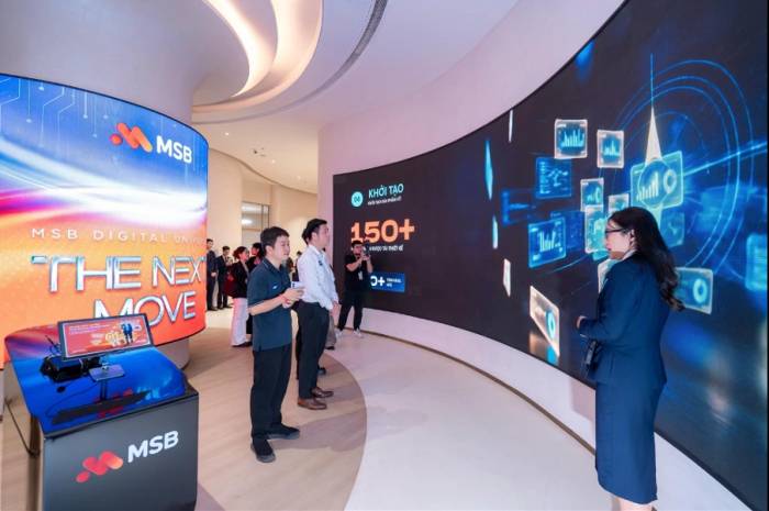 Khách mời trải nghiệm không gian MSB Digital Universe. Ảnh: MSB