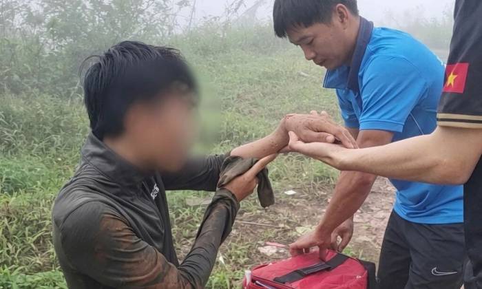 Lực lượng cứu hộ sơ cứu du khách gặp nạn ngày 13/9. Ảnh: BQL Khu du lịch quốc gia Bà Đen