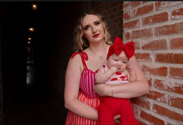 Aubrie Morris bên con gái Navi. Ảnh: Guardian