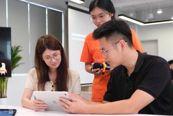 Học viên tham gia lớp học lập trình Swift ở trung tâm đào tạo. Ảnh: Tuấn Hưng