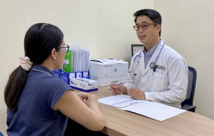Bác sĩ Linh tư vấn cho người bệnh về chế độ ăn. Ảnh: Bệnh viện Đa khoa Tâm Anh