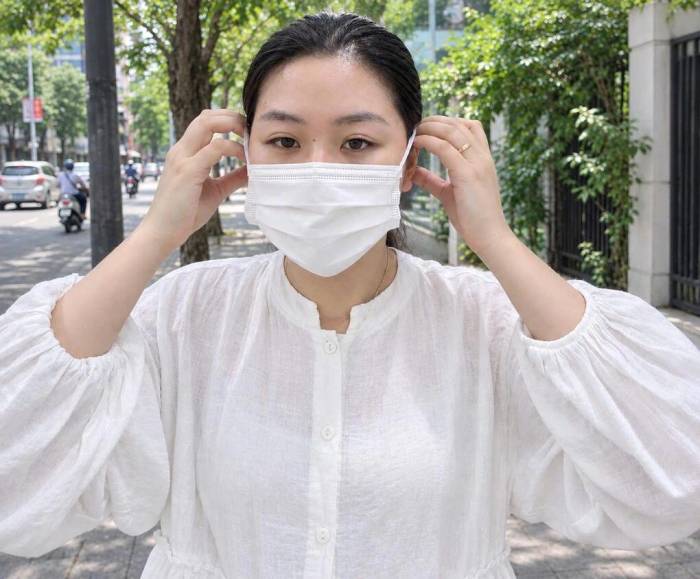 Đeo khẩu trang giúp tránh tiếp xúc nguồn kích phát cơn hen. Ảnh: Vân Anh