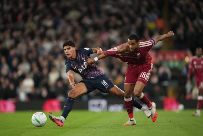 Mateus Fernandes (trái) tranh bóng với Cody Gakpo trong trận Liverpool gặp Tottenham ở vòng ba Cup Liên đoàn Anh tại Anfield, Liverpool, Anh, ngày 15/9/2026. Ảnh: AP