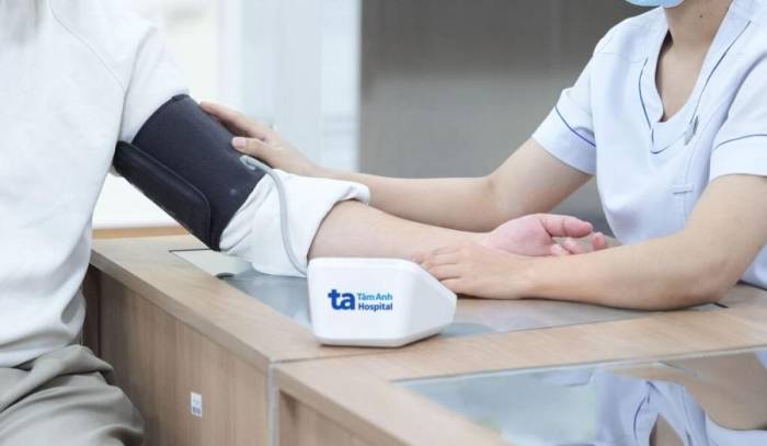 Theo dõi huyết áp định kỳ và đúng cách giúp kiểm soát bệnh, phòng ngừa biến chứng. Ảnh minh họa: Bệnh viện Đa khoa Tâm Anh