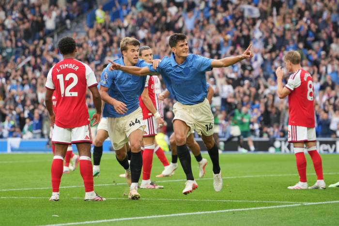 Chema Andres (phải) và Luka Vuskovic ăn mừng sau khi ghi bàn thứ ba cho Brighton trong trận gặp Arsenal tại Ngoại hạng Anh ở Brighton, Anh, ngày 19/9/2026. Ảnh: AP