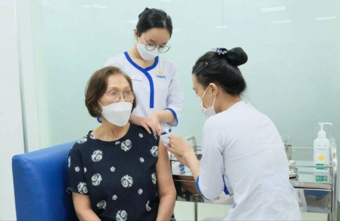 Người cao tuổi tiêm vaccine tại Hệ thống tiêm chủng VNVC. Ảnh: Mộc Thảo