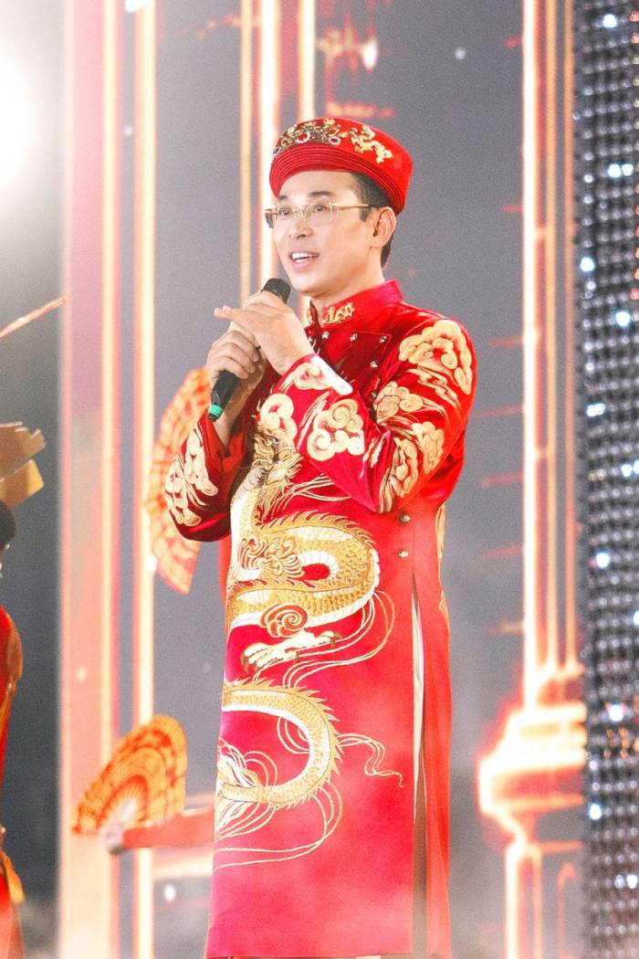 Ông Mười còn ra mắt tác phẩm Chung sức xây dựng Trái đất xanh, Đất nước mạnh giàu và Tổ quốc hưng thịnh. Ảnh: NVCC