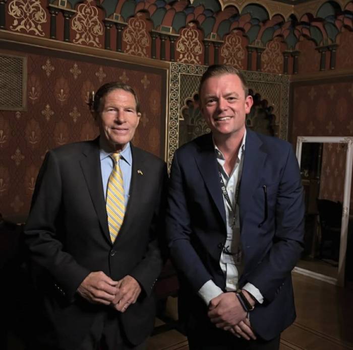 Phóng viên Jack Wright chụp ảnh cùng thượng nghị sĩ Mỹ Richard Blumenthal trong bức ảnh đăng hồi tháng 5. Ảnh: Instagram/intersection_podcast