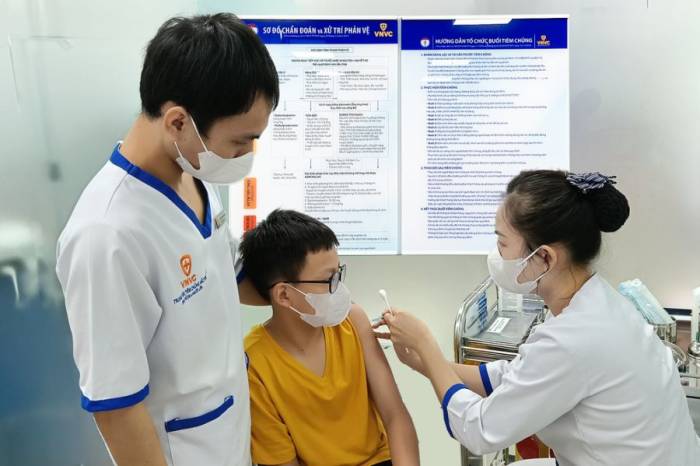 Trẻ nam tiêm vaccine HPV để phòng bệnh tại Hệ thống Tiêm chủng VNVC. Ảnh: Hoàng Dương