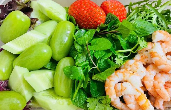 Rau xanh và trái cây tươi là thực phẩm ưu tiên cho người bệnh rối loạn mỡ máu. Ảnh: Thanh Ba