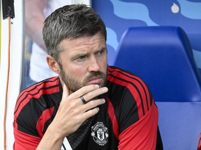 HLV Michael Carrick phản ứng trên băng ghế dự bị trong trận giao hữu tiền mùa giải giữa Man Utd và Wrexham tại sân Olympic Helsinki, Phần Lan ngày 18/7/2026. Ảnh: AFP