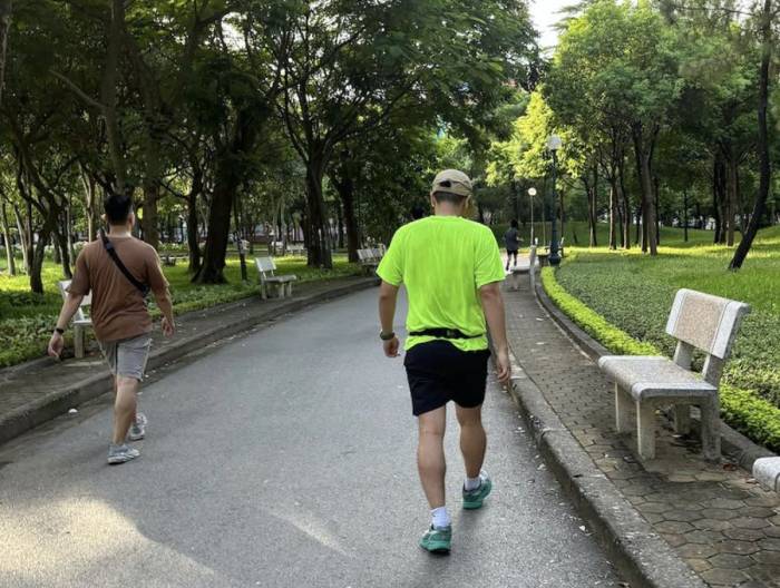 Đi bộ nhanh là một hình thức vận động aerobic đơn giản, có thể hỗ trợ kiểm soát huyết áp khi duy trì thường xuyên. Ảnh minh họa: Bảo Bảo