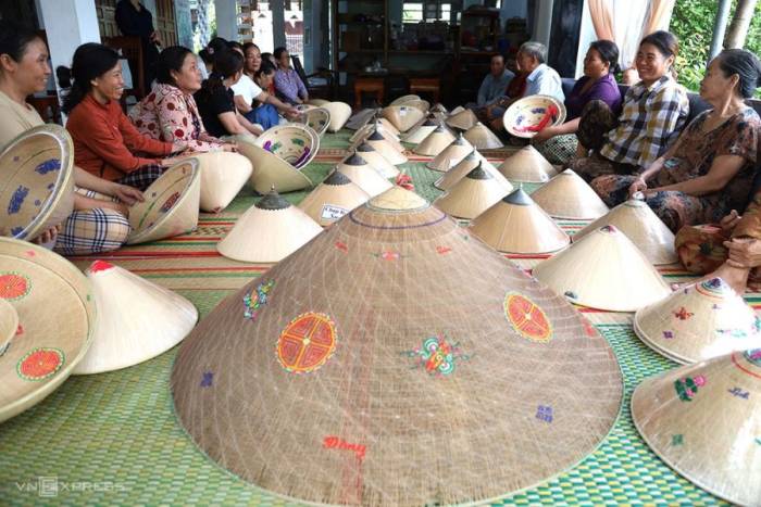 Lớp học làm nón ngựa tại nhà ông Đỗ Văn Lan. Ảnh: Trần Hóa