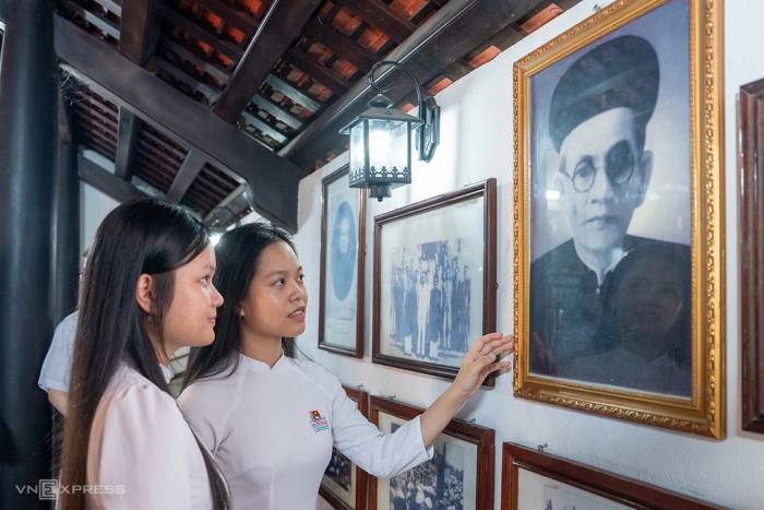 Học sinh Trường THPT Huỳnh Thúc Kháng tại xã Thạnh Bình đến Nhà lưu niệm để tìm hiểu về thân thế, sự nghiệp của cụ Huỳnh. Ảnh: Nguyễn Đông