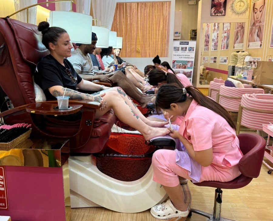 Các thủy thủ Mỹ rủ nhau đi làm móng chân tại tiệm Colour Nail ở thành phố Pattaya ngày 4/9. Ảnh: Guardian