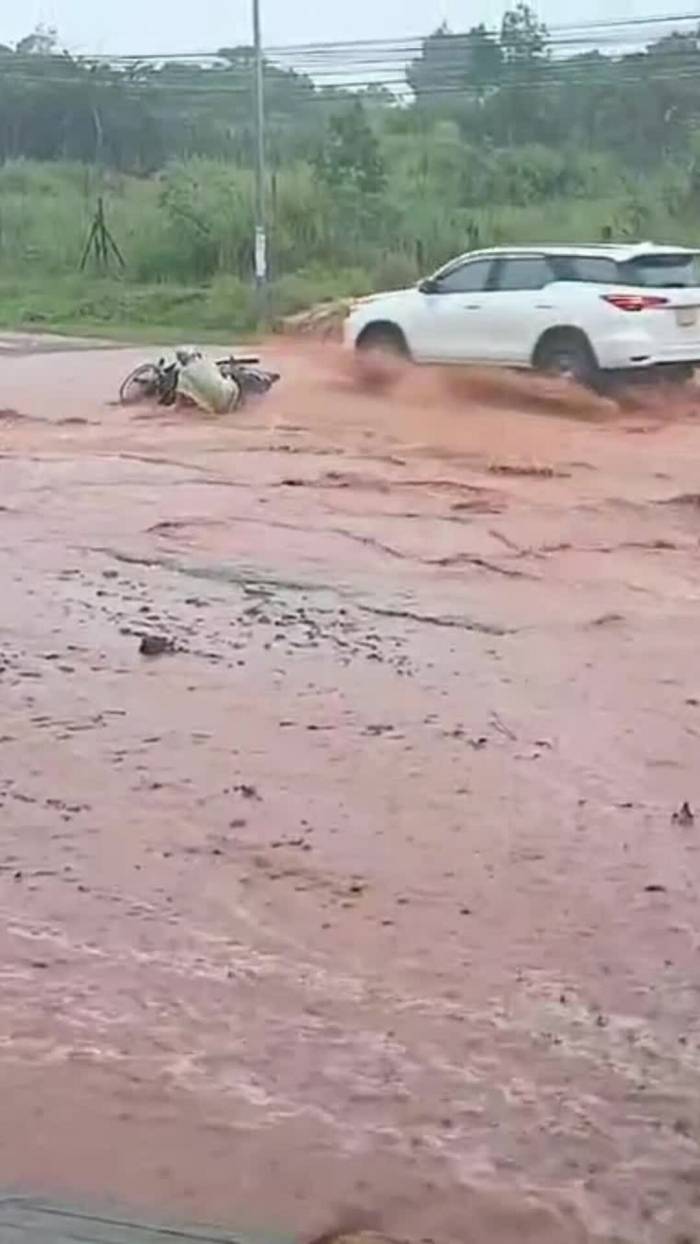 Cát đỏ lại tràn xuống đường vào Mũi Né