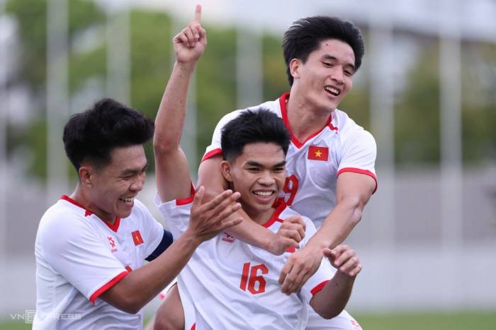 Việt Nam (áo trắng) thắng Philippines 2-0 ở lượt hai bảng C bóng đá nam ASIAD 2026, trên sân Nagoya Minato, Nhật Bản ngày 18/9/2026. Ảnh: Hoàng Hồ