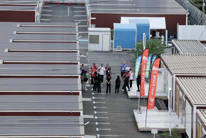 Các VĐV tham dự ASIAD 2026 được bố trí ở trong các dãy nhà container bằng gỗ, là một phần trong các loại hình lưu trú tạo nên làng VĐV. Ảnh: Reuters