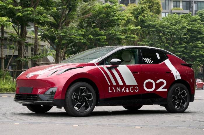 Lynk & Co 02 phối màu đỏ Tech Magenta và bộ tem cá tính. Ảnh: Lynk & Co