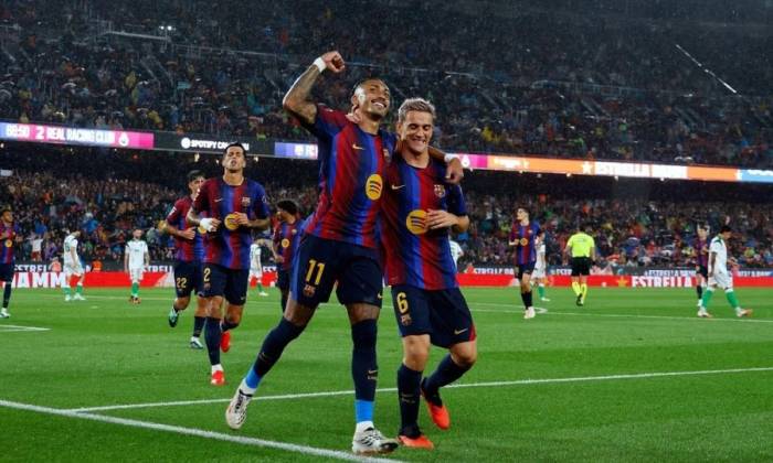 Raphinha ăn mừng cùng Gavi (phải) sau khi ghi bàn thứ năm cho Barca từ chấm phạt đền trong trận gặp Racing Santander tại La Liga ở Camp Nou, Barcelona, Tây Ban Nha, ngày 16/9/2026. Ảnh: AP