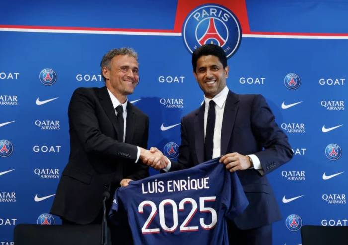 Luis Enrique (trái) và Chủ tịch Nasser Al-Khelaifi trong buổi lễ ra mắt trên cương vị tân HLV trưởng PSG tại trung tâm huấn luyện Paris Saint-Germain, Poissy, Pháp ngày 5/7/2023. Ảnh: Reuters