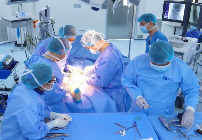 Bác sĩ Quyền (giữa) phẫu thuật cho anh Đạt. Ảnh: Bệnh viện Đa khoa Tâm Anh
