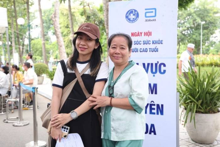 Chị Diễm Quỳnh và mẹ trong ngày hội chăm sóc sức khỏe người cao tuổi. Ảnh: Như Quỳnh