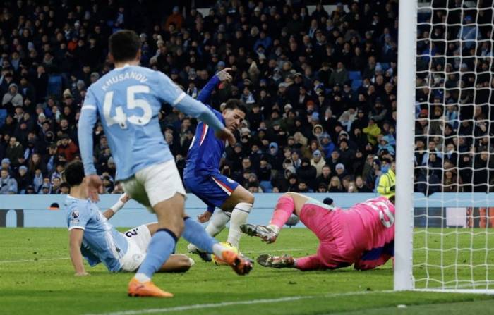 Enzo Fernandez ghi bàn trong trận Chelsea gặp Man City ở Ngoại hạng Anh trên sân Etihad, Manchester, Anh ngày 4/1/2026. Ảnh: Reuters