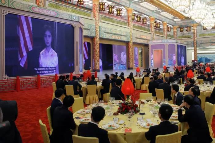 Khách mời xem video Arabella Kushner hát tiếng Trung trong bữa tiệc chiêu đãi cấp nhà nước tháng 11/2017. Ảnh: Reuters