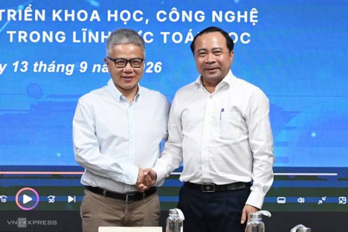 Bộ trưởng Khoa học và Công nghệ Vũ Hải Quân (bên phải) đến thăm, làm việc với Viện Nghiên cứu cao cấp về Toán do GS Ngô Bảo Châu (bên trái) làm Giám đốc khoa học. Ảnh: Trọng Đạt