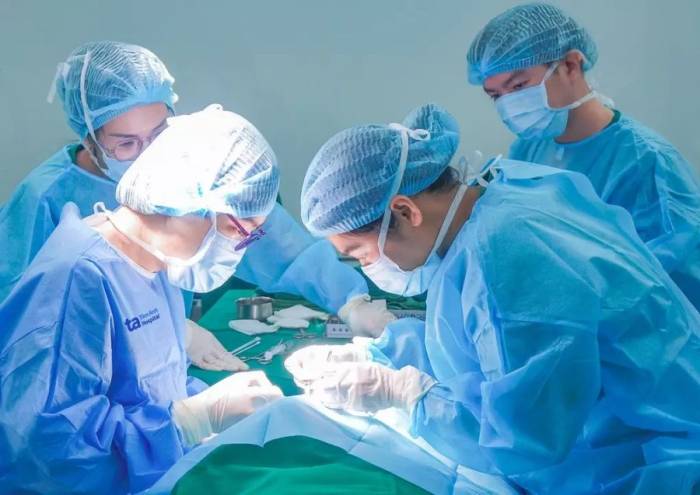 Các bác sĩ đang phẫu thuật lác cho bệnh nhi. Ảnh. Bệnh viện Đa khoa Tâm Anh