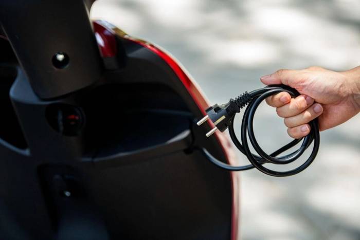 Dây sạc trên dòng xe Era. Ảnh: Dat Bike