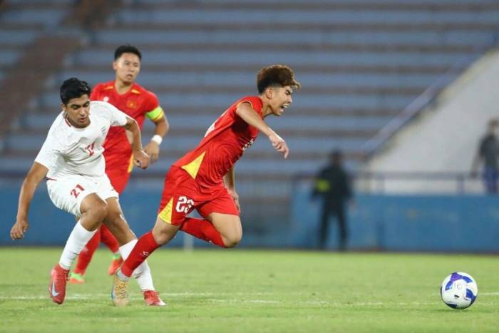 Việt Nam (áo đỏ) thua Iran 1-2 ở lượt cuối bảng C vòng loại U20 châu Á 2027 trên sân Việt Trì, Phú Thọ ngày 6/9/2026. Ảnh: VFF