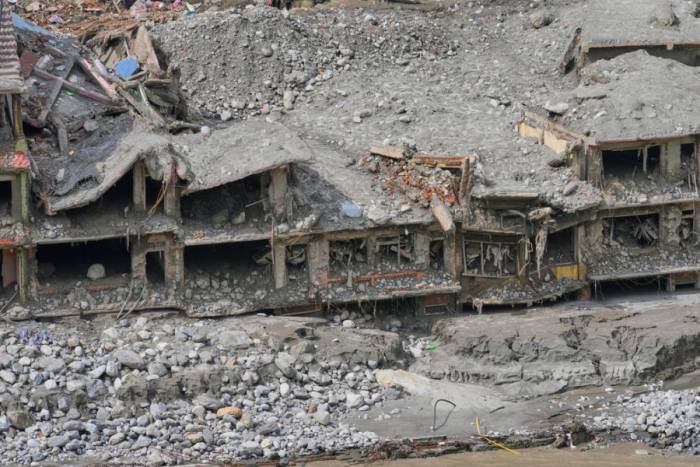 Những ngôi nhà nằm giữa lớp bùn và đất đá dày đặc tại huyện Nuwakot, Nepal, ngày 8/9/2026. Ảnh: AP