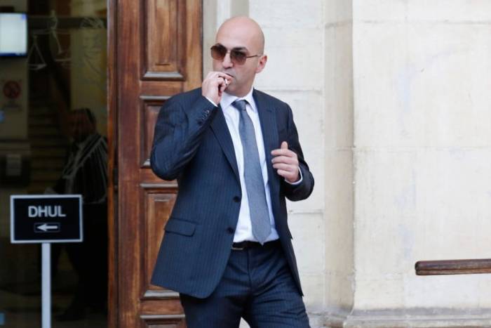 Doanh nhân Yorgen Fenech rời tòa án tại Valletta, Malta hồi năm 2019. Ảnh: AP