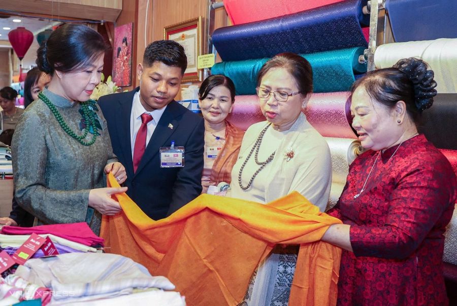 Hai phu nhân thăm cơ sở dệt lụa. Ảnh: Giang Huy