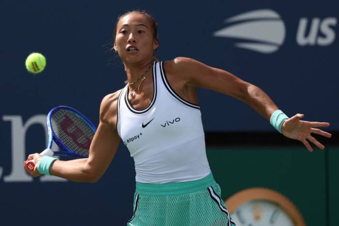 Zheng Qinwen trả bóng trong trận thắng Madison Keys ở vòng ba Mỹ Mở rộng tại sân Grandstand, Trung tâm Quần vợt Quốc gia Billie Jean King, Flushing Meadows, New York, Mỹ ngày 5/9/2026. Ảnh: AP