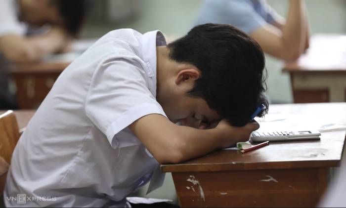 Ảnh minh họa học sinh cuối cấp gặp áp lực tâm lý trước những kỳ vọng của bố mẹ, nhà trường. Ảnh: Quỳnh Trần