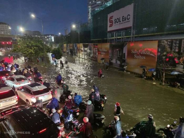 Mưa ngập ở Hà Nội đợt cuối tháng 8. Ảnh: Lan Anh