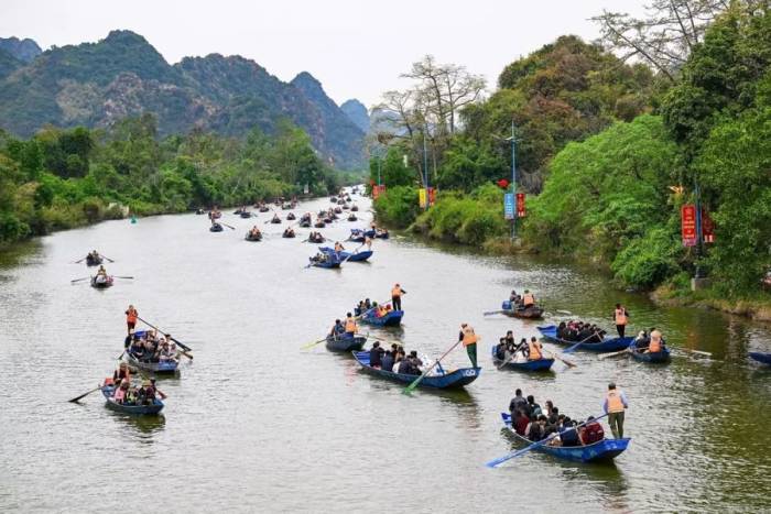 Du khách đi đò trên suối Yến để vào chùa Hương. Ảnh: Giang Huy